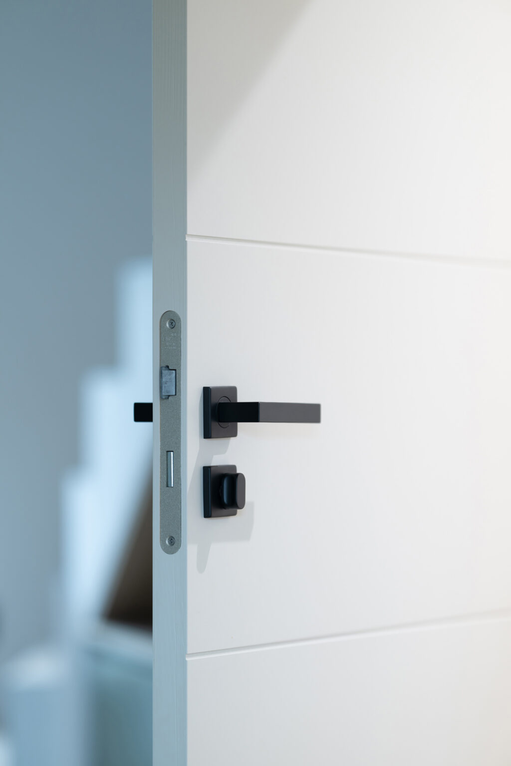 Porte intérieure sur mesure pour aménagement contemporain
