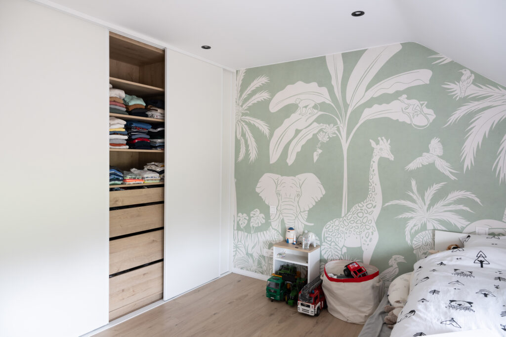 Chambre aménagée avec rangements sur mesure