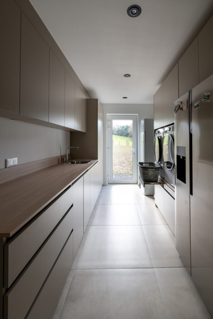 Aménagement de buanderie avec mobilier sur mesure
